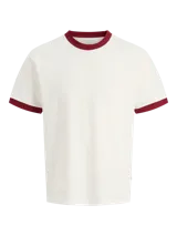Remera de manga corta y cuello redondo color blanco hueso, con ribetes en rojo oscuro en el cuello y las mangas. Confeccionada en punto single jersey de algodón orgánico.