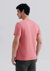 Remera de manga corta y cuello redondo en color azul oscuro, con diseño clásico y corte regular.