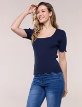 Blusa de punto acanalado color blanco, con escote cuadrado, mangas cortas y terminaciones festonadas en mangas y ruedo.