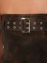 Top strapless de cuero marrón con hebilla plateada y ojales.