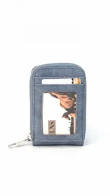 Tarjetero de diseño compacto en color tostado, con cierre perimetral metálico y visor frontal transparente para identificación o tarjetas.