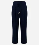 Pantalón celeste de corte recto, confeccionado en tejido de lino y viscosa. Presenta cintura elástica con lazo ajustable, bolsillos laterales y pliegues frontales.