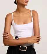 Body blanco sin mangas, confeccionado en microfibra, con breteles finos, escote en U y cierre en la entrepierna. Prenda con forro.