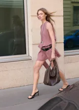 Vestido corto color malva de viscosa, con diseño asimétrico, cintura fruncida y manga fluida.