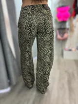 Pantalón de jean con estampado animal print de leopardo en tonos marrones y negros, corte recto y tiro alto.