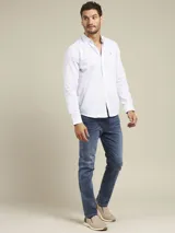 Pantalón de jean azul oscuro, de corte recto.