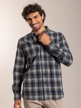 Camisa a cuadros verde, azul y gris, de corte regular fit y manga larga.