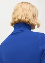 Jersey de punto azul con cuello vuelto y manga larga, de corte recto y diseño liso.