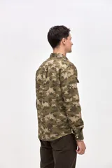Sobrecamisa de algodón con estampado camuflado, cuello solapa, cierre frontal con botones y bolsillos en el pecho con tapa.