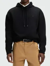 Buzo negro con capucha y cordones ajustables, corte holgado. Presenta un pequeño logo bordado en relieve en el pecho.