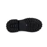 Bota Chelsea de cuero color negro con laterales elásticos y suela track.