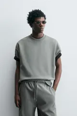 Sudadera de manga corta color marrón oscuro, con cuello redondo y bajo acabado en rib. Presenta un corte relajado y holgado (boxy fit).