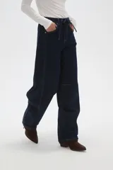 Pantalon tipo jean de corte barrel, con cintura media, bolsillos laterales y cierre con cordón ajustable en la cintura.
