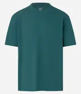 Remera de corte relaxed, confeccionada en algodón de tejido grueso con cuello redondo y mangas cortas.