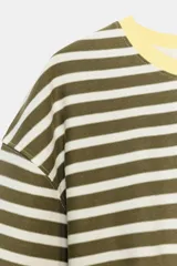 Camiseta de algodón a rayas horizontales en tonos marrones y beige, de corte regular fit, cuello redondo a contraste de color marrón oscuro y mangas largas por debajo del codo. Presenta diseño de bajo asimétrico.