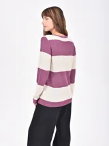 Buzo de tejido de punto color borgoña y beige, con diseño de rayas horizontales anchas y cuello redondo.