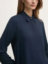 Camisa azul marino de viscosa, corte amplio, cuello francés y cartera oculta.