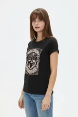 Remera de algodón color beige, de manga corta con vuelta, cuello redondo y estampa frontal de flores con lazo en tonos azules y celestes.