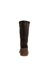 Bota de caña media confeccionada en cuero descarne color gris oscuro, con interior forrado en símil piel. Presenta un diseño de punta redonda, taco cuadrado y plataforma de madera.