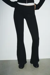 Pantalón de tiro alto color marrón, con cintura elástica y bajo acampanado (flare).