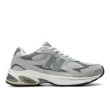 Championes urbanos New Balance modelo 2010, color gris con detalles en blanco y gris oscuro. Confeccionados en una combinación de malla y gamuza, presentan el logo N característico en los laterales y una suela con tecnología de amortiguación.
