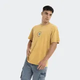Remera de manga corta color amarillo con estampa circular en el pecho. Corte oversize.