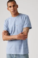 Remera celeste a rayas horizontales con bolsillo en el pecho.