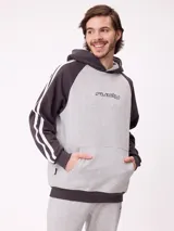 Canguro con capucha de estilo deportivo, con cuerpo en color gris melange y mangas raglán en color azul oscuro. Presenta dos franjas blancas laterales en las mangas, bolsillo tipo canguro frontal y logo de la marca estampado en el pecho.