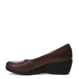 Zapato de cuero color marrón con taco cuña bajo y suela de goma negra. Presenta costuras decorativas en la parte frontal y un diseño de corte clásico.