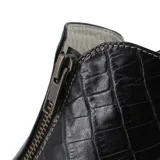 Botín azul con textura símil reptil, cierre lateral con cremallera y taco bajo de madera.