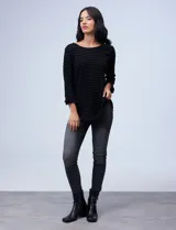 Blusa negra texturada de poliéster y elastano, con mangas 3/4 acampanadas y cuello redondo.