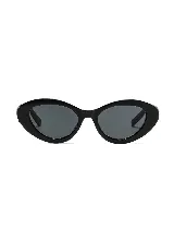 Lentes de sol estilo cat-eye, color negro con armazón grueso y lentes oscuros.
