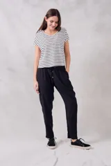 Pantalón negro de viscosa con cintura elastizada y cordón ajustable.