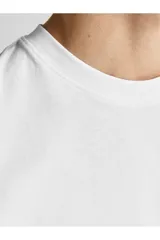 Camiseta blanca de manga corta y cuello redondo, corte relajado.