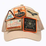 Gorro de estilo trucker color beige con paneles frontales de gabardina y paneles traseros de malla. Cuenta con visera curva, ajuste snap trasero y dos tiras de velcro horizontales en el frente para colocar parches. Incluye cinco parches de la marca Merrell con diferentes diseños.