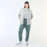 Pantalón deportivo tipo jogger de corte holgado, con cintura elástica ajustable mediante cordón y puños elásticos en los tobillos.