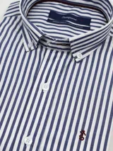 Camisa de hombre de corte clásico con diseño de rayas verticales, cuello con botones y logo bordado en el pecho. Confeccionada en algodón.