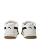 Championes urbanos Puma modelo Park Lifestyle Easy Sd, color beige con franja lateral negra, confeccionados en gamuza con suela de goma color caramelo.