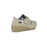 Guillermina casual de cuero sintético color beige, con suela alta y ajuste con velcro.