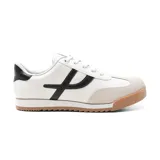 Championes blancos con detalles en negro, de estilo deportivo y suela marrón.