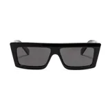 Lentes de sol de diseño rectangular con marco grueso de plástico reciclado color negro y cristales oscuros con protección UV 400.