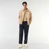 Pantalón azul marino de corte recto y holgado, con cintura elástica con cordón ajustable.