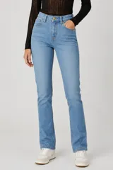 Pantalon jean de tiro alto y corte ajustado, color negro, con cierre frontal y bolsillos laterales.