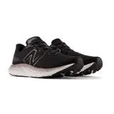 Championes de running New Balance modelo EVOZ, color negro con logo plateado y suela blanca con tecnología Fresh Foam.