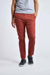 Pantalón chino color beige de gabardina, corte regular y logo bordado.