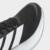 Championes de running Adidas Supernova Glide, color negro con las tres tiras clásicas en blanco y suela con amortiguación gruesa.
