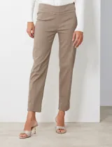 Pantalón de gabardina elastizada color fucsia, de corte recto y pretina ancha pespunteada. Tiene bolsillos simulados.