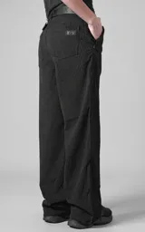 Pantalón recto de corderoy negro, de calce regular, con diseño clásico de cuatro bolsillos, presillas para cinturón y cierre frontal.