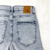 Bermuda de jeans celeste con efecto nevado y roturas.