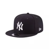 Gorra New Era 9Fifty color negro con logo bordado de los New York Yankees en blanco y logo de New Era bordado en el lateral. Visera plana y cierre snapback ajustable.